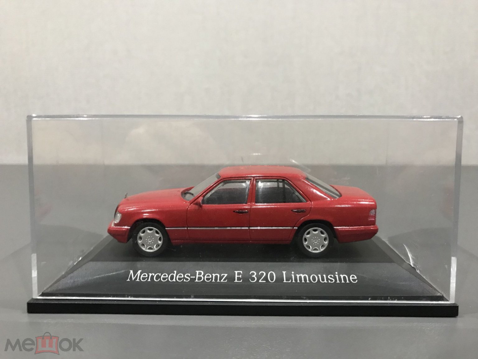 Herpa модель авто Mercedes E320 W124 красный седан 1:43 масштаб 1:43