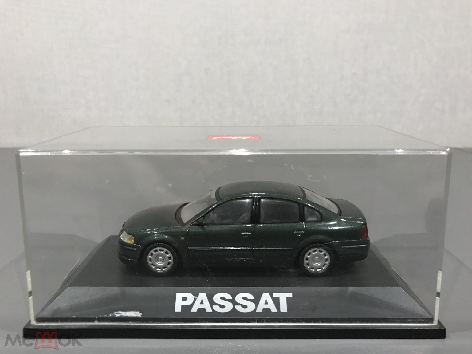 Schuco модель авто Volkswagen Passat B5 седан темно-зеленый масштаб 1:43