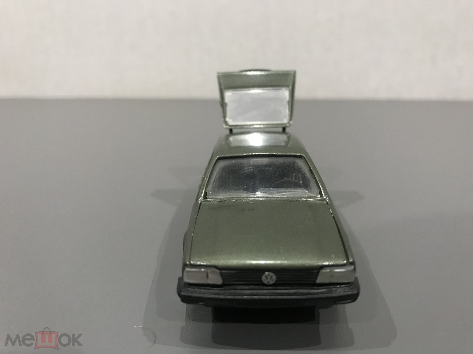 Conrad модель авто Volkswagen Passat B2 GLS хэтчбек болотный масштаб 1:43  без коробки