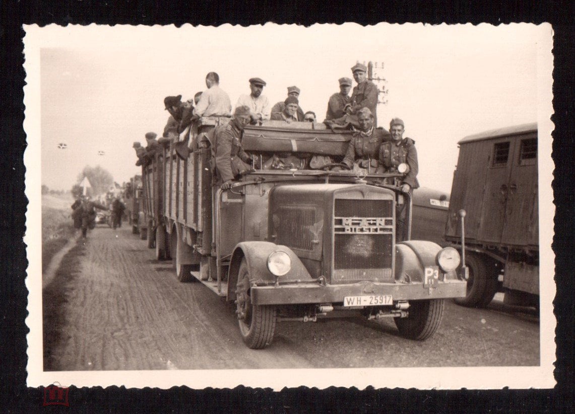 WWII. Техника! Радостные немцы на грузовике, в кузове - местное население,  пленные. Транспорт. (торги завершены #311749142)